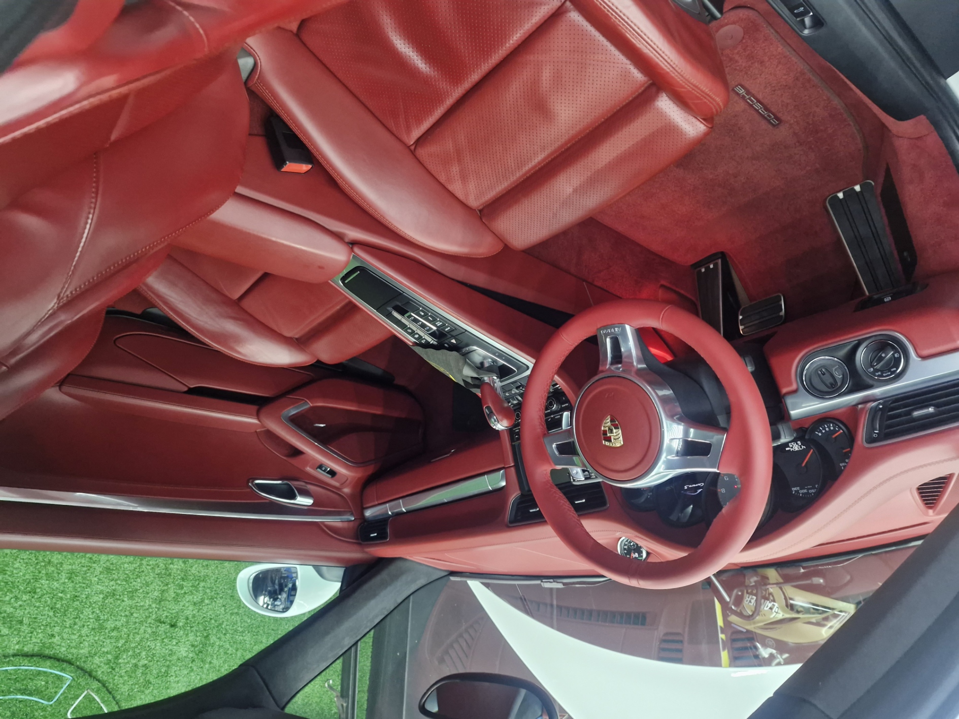 Close-up de um carro de luxo encerado e brilhante.